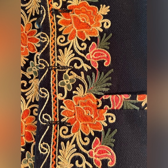 Beautiful embroidered wool vest - Picture 4 of 5